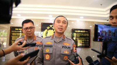 Kadiv Humas Polri Irjen. Pol. Sandi Nugroho menyampaikan bahwa Kapolri Jenderal Polisi Drs. Listyo Sigit Prabowo berkomitmen memberikan reward and punishment kepada seluruh jajarannya.