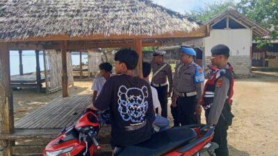 Lombok Barat, NTB – Kepolisian Sektor Sekotong, Polres Lombok Barat, Polda NTB, terus menunjukkan komitmennya dalam menjaga stabilitas keamanan dan ketertiban masyarakat (kamtibmas). Upaya ini diwujudkan melalui giat patroli rutin yang menyasar obyek vital dan obyek wisata, salah satunya Pantai Kemos di Desa Sekotong Barat. Kegiatan ini bertujuan utama untuk mengantisipasi tindak kriminalitas 3C (Curas, Curat, Curanmor) serta berbagai potensi gangguan kamtibmas lainnya. Patroli Rutin Demi Rasa Aman Pengunjung dan Pengelola Wisata Pada Senin, 2 Juni 2025, sekitar pukul 12.30 WITA hingga selesai, Personel Polsek Sekotong melaksanakan patroli intensif di Pantai Kemos yang menjadi salah satu destinasi favorit di wilayah Sekotong menjadi fokus utama kegiatan ini, Senin (2/6/2025). Kapolres Lombok Barat, Polda NTB, AKBP Yasmara Harahap, S.I.K., melalui Kapolsek Sekotong Iptu I Ketut Suriarta, S.H., M.I.Kom., menegaskan bahwa selain pengawasan terhadap potensi tindak kejahatan, patroli juga difokuskan untuk memberikan rasa aman dan nyaman bagi masyarakat serta para pengelola obyek wisata. "Kami secara rutin melaksanakan patroli di obyek vital dan obyek wisata. Ini adalah bentuk kehadiran polisi di tengah masyarakat, memastikan bahwa mereka dapat beraktivitas dengan tenang dan aman," ujar Iptu I Ketut Suriarta, S.H., M.I.Kom., saat ditemui secara terpisah. Kapolsek menambahkan bahwa kegiatan ini bukan hanya sekadar patroli fisik, tetapi juga sebagai sarana komunikasi dua arah antara kepolisian dan masyarakat. Edukasi dan Himbauan untuk Kewaspadaan Bersama Dalam pelaksanaannya, personel Polsek Sekotong tidak hanya melakukan pengawasan, tetapi juga aktif memberikan himbauan kepada masyarakat dan pengelola obyek wisata Pantai Kemos. Himbauan tersebut mencakup pentingnya untuk selalu waspada terhadap lingkungan sekitar dan mewaspadai perubahan cuaca ekstrem yang dapat terjadi kapan saja. Hal ini mengingat wilayah Sekotong yang juga rentan terhadap dampak cuaca tak menentu, khususnya bagi aktivitas di area pantai. "Kami mengingatkan kepada seluruh masyarakat, khususnya pengelola dan pengunjung Pantai Kemos, untuk selalu meningkatkan kewaspadaan. Perhatikan barang bawaan, dan jangan ragu untuk melapor jika melihat hal-hal yang mencurigakan," jelasnya. Selain itu, kolaborasi dan sinergi dengan aparat kepolisian juga terus digalakkan guna menciptakan sitkamtibmas yang benar-benar kondusif. "Keamanan adalah tanggung jawab kita bersama," tegasnya. Respon Positif dari Masyarakat Kehadiran personel kepolisian di lokasi obyek wisata Pantai Kemos secara langsung dirasakan manfaatnya oleh masyarakat. Banyak yang menyambut baik kegiatan patroli ini karena dapat memberikan rasa aman dan nyaman, terutama di tengah potensi keramaian dan peningkatan aktivitas wisata. "Kami sangat senang dengan adanya patroli dari polisi. Rasanya lebih tenang kalau ada bapak-bapak polisi yang berpatroli di sini, apalagi ini kan tempat wisata, jadi bisa mencegah hal-hal yang tidak diinginkan," ungkap salah seorang pengelola warung di Pantai Kemos yang enggan disebutkan namanya. Respon positif ini menjadi indikasi keberhasilan Polsek Sekotong dalam membangun kepercayaan dan kemitraan dengan masyarakat.