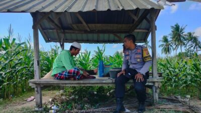Jalin Kedekatan, Bhabinkamtibmas Desa Eyat Mayang Sambangi Petani Jagung Dukung Ketahanan Pangan