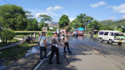 Aksi Sigap Polsek Gerung Tangani Solar Tumpah di Jalan Utama Lombok Barat