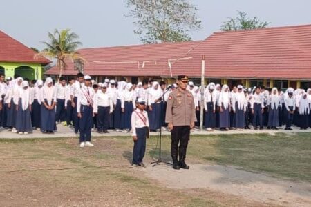 Laksanakan Program “Polisi Peduli Pendidikan” Wakapolres Bima Jadi Irup Bendera di SMPN 3 Woha dan ini Penyampaiannya
