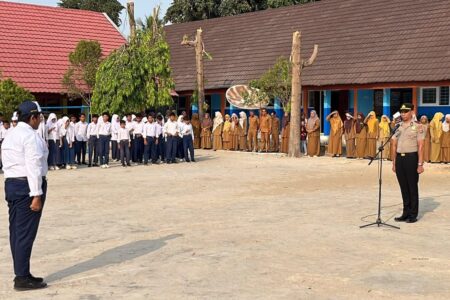 “Polis Peduli Pendidikan” Jadi Irup Bendera di SMPN 1 Madapangga Kapolsek Madapangga Himbau Pelajar Jauhi Narkoba dan Bullying