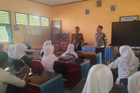 Laksanakan Program “Polisi Peduli Pendidikan”. di SMPN 1 Bolo Polsek Bolo Kenalkan SMA Kemala Bhayangkara dan Pencegahan Bullying serta Narkoba