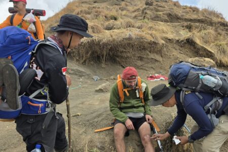 Kawal Ritual Suci Umat Hindu di Segara Anak, Tim Dokkes Polda NTB Beri Layanan Kesehatan