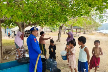 KAPAL POLISI XXI-2007 DITPOLAIRUD POLDA NTB SALURKAN 1,7 TON AIR BERSIH UNTUK MASYARAKAT PESISIR SEKOTONG