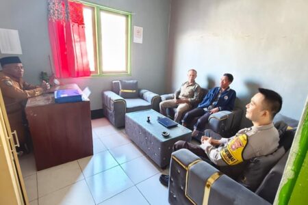 Sinergi Menjaga Kamtibmas, Bhabinkamtimas Polsek Donggo Kunjungi Kantor Desa O,o