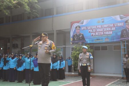 Bentengi Pelajar dari Perundungan dan Narkoba, Kapolresta Tuban Pimpin Apel Polisi Jogo Sekolah di SMKN 1 Tuban