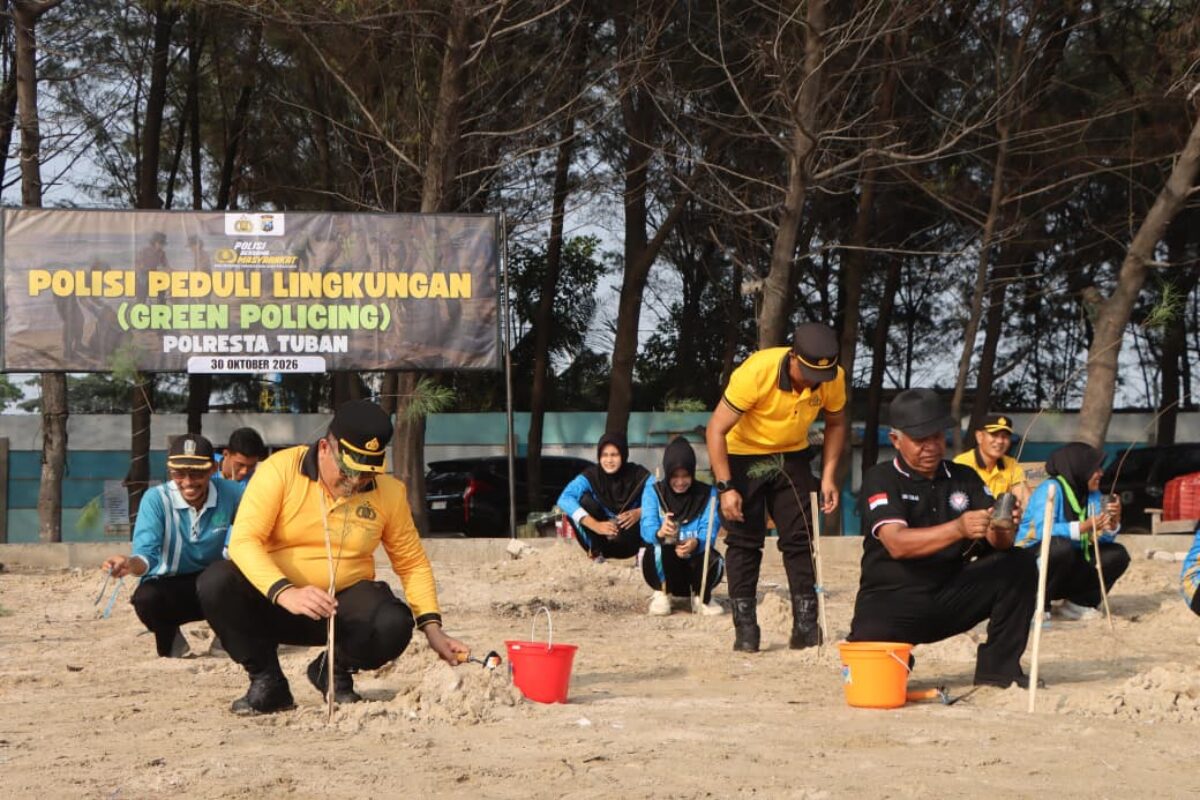 Gandeng Pelajar hingga Perguruan Silat, Polresta Tuban Hijaukan Pantai Cemara
