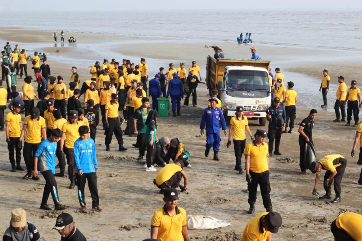 Jaga Pesisir Jenu, Polresta Tuban dan Elemen Masyarakat Tanam 800 Bibit Cemara