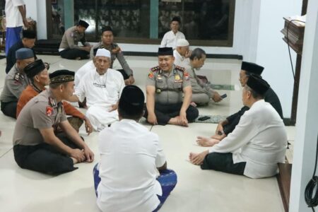 Sapa Jamaah Masjid Al-Fajri, Wakapolresta Tuban Gaungkan Call Center 110 Gratis 24 Jam